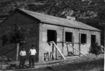 Construint la caseta de les bombes per pujar l'aigua. Any 1951