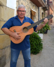 Manolo Giner amb la seua primera guitarra (Estela Rius)