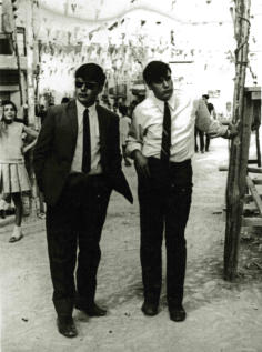 Manolo i Florencio al Portal. Festes 1966 (Manolo Giner)