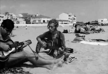 Florencio i Angel a la platja Castelldefels. Any 1972 (Angel Villalba