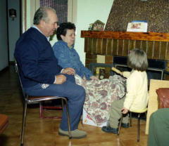 Estela Rius fent cagar el tronc a ca sons iaios