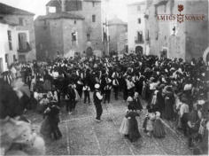 Gent ballant a les Festes Majors. Principis del segle XX. Foto deixada per Pilarin Martell