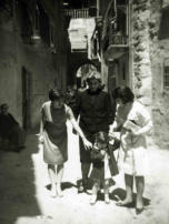 Ana M. Moix, ngela Meseguer, Carmen Cinta i Natacha. Nonasp, carrer Pomar, 1964 (aprox.)